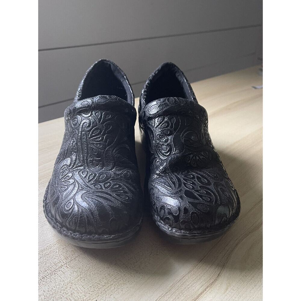 BOC Born Black Paisley Embossed Leather Slip On Clogs Nurse Shoes Womens Sz 9
